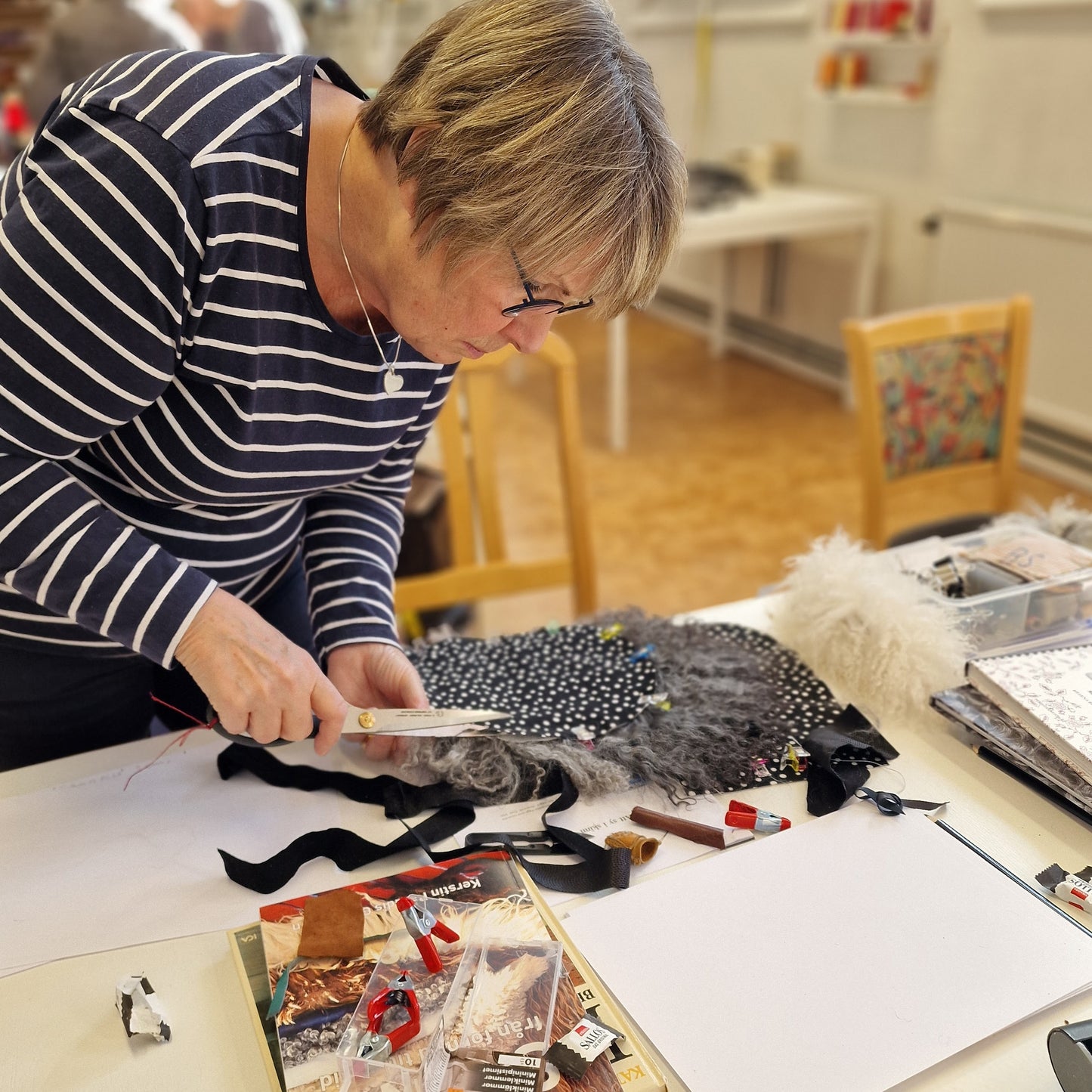 Fårskinnsömnad-café Torsdagar - kom när det passar dig!