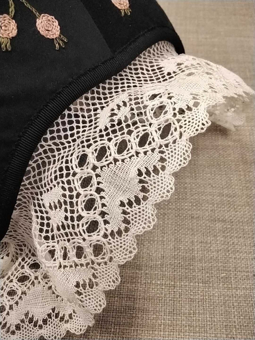 Bindemössa Skedevidräkten