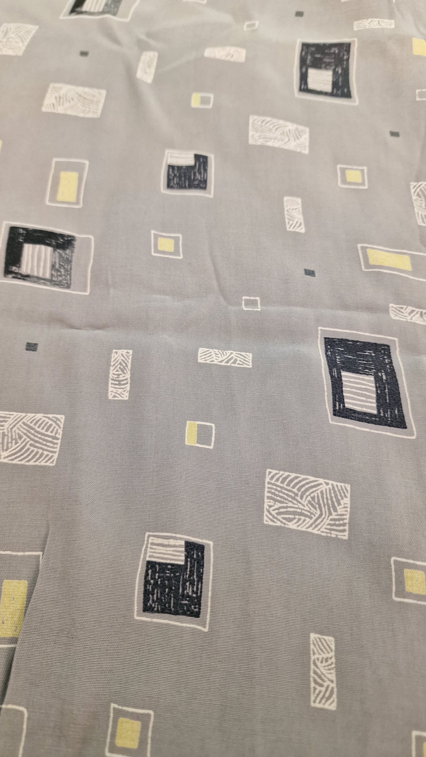Mönstrat på grå botten -TEXTIL-LOPPIS