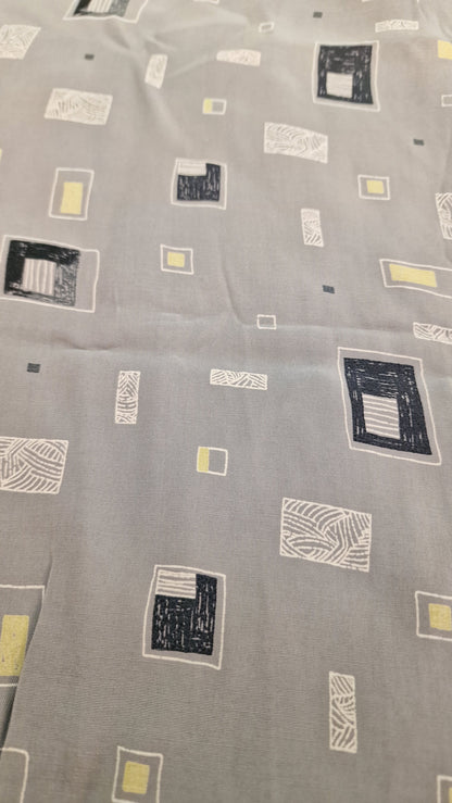 Mönstrat på grå botten -TEXTIL-LOPPIS