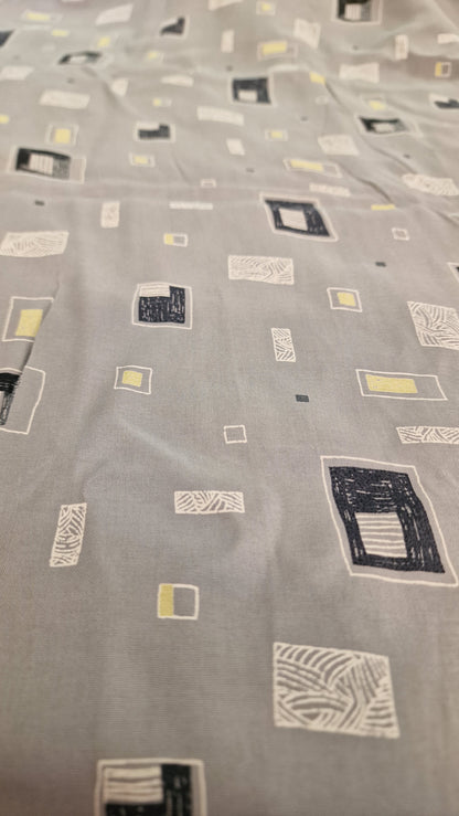 Mönstrat på grå botten -TEXTIL-LOPPIS