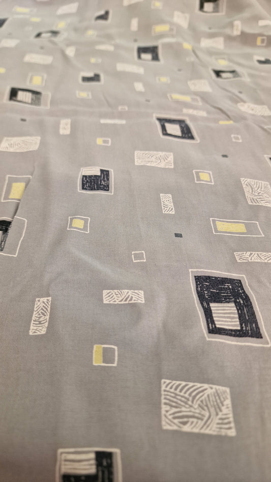 Mönstrat på grå botten -TEXTIL-LOPPIS